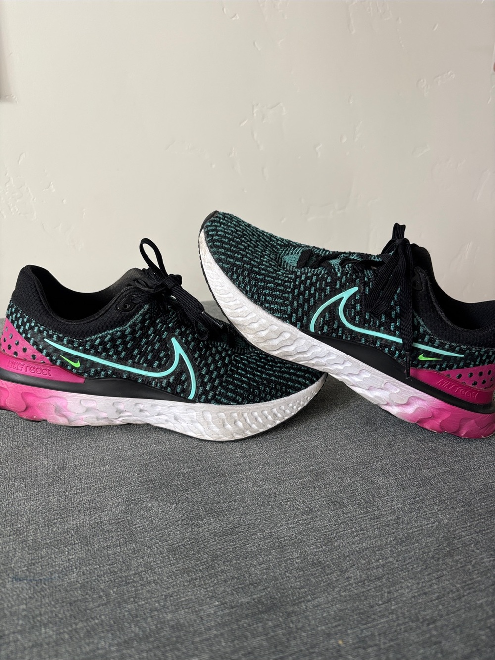Nike Women's 10 React Black Teal Running Shoes with Pink Heel